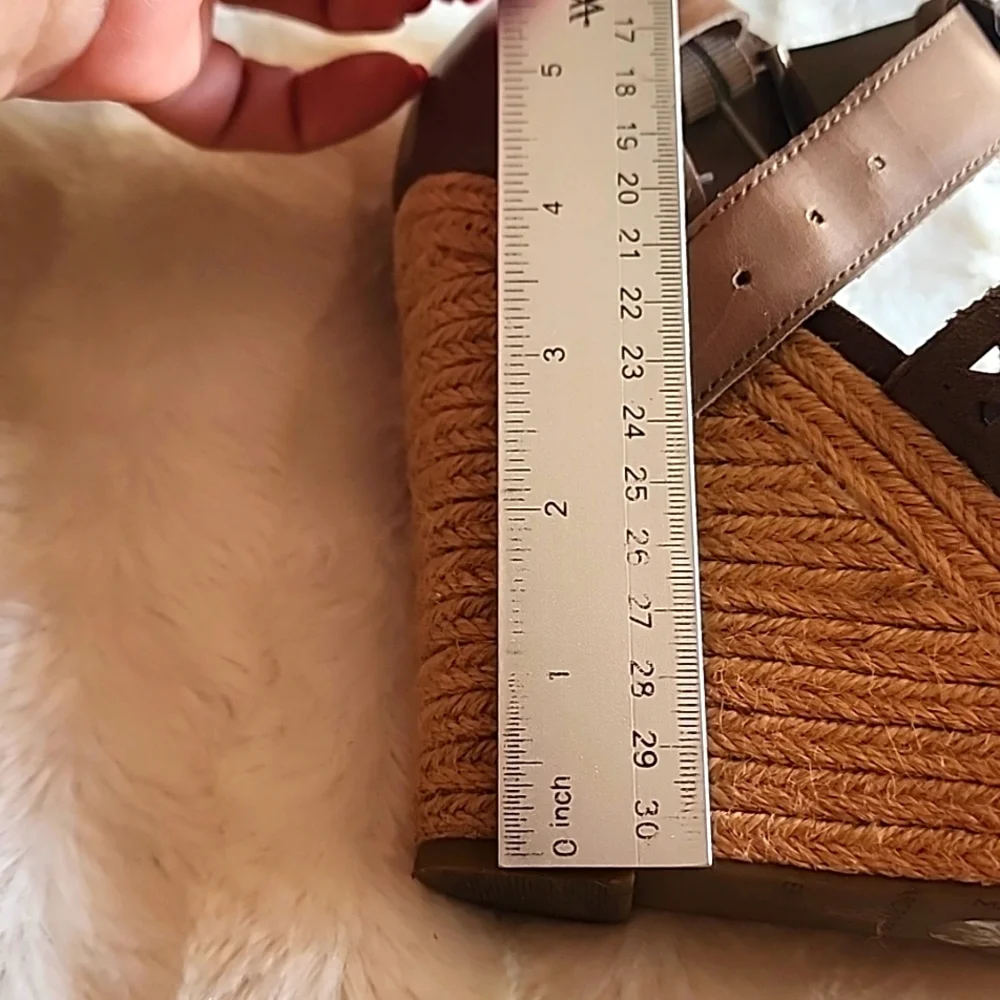 MARC FISHER taupe leather platforms. EUC